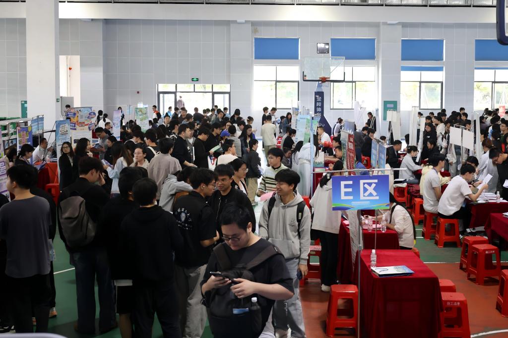 校企联动搭桥梁 精准赋能促就业——伟德国际bv1946联合兄弟公司举办2026届毕业生专场招聘会