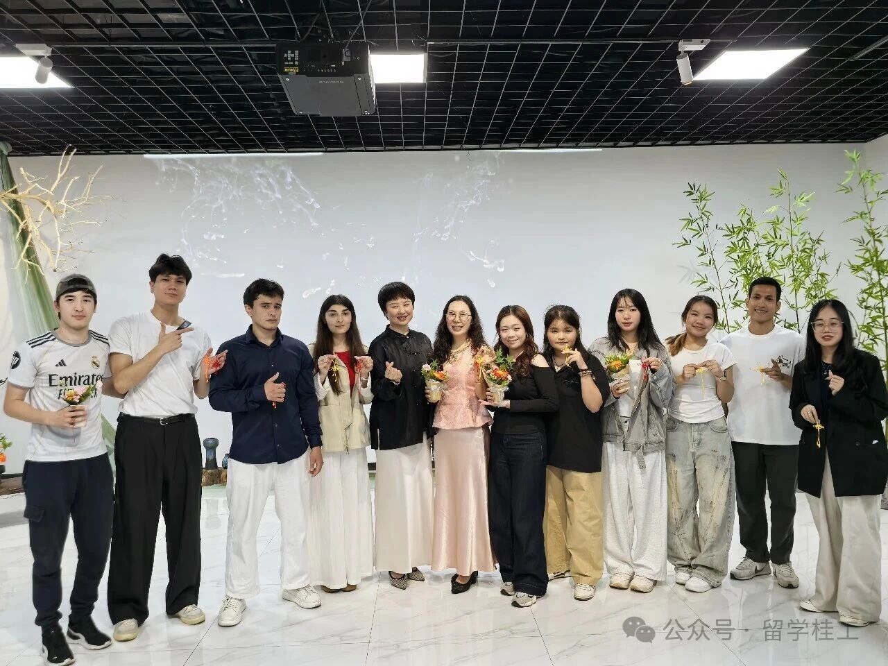指尖传非遗 文化润人心｜公司职工走进桂林市非遗中心体验传统文化